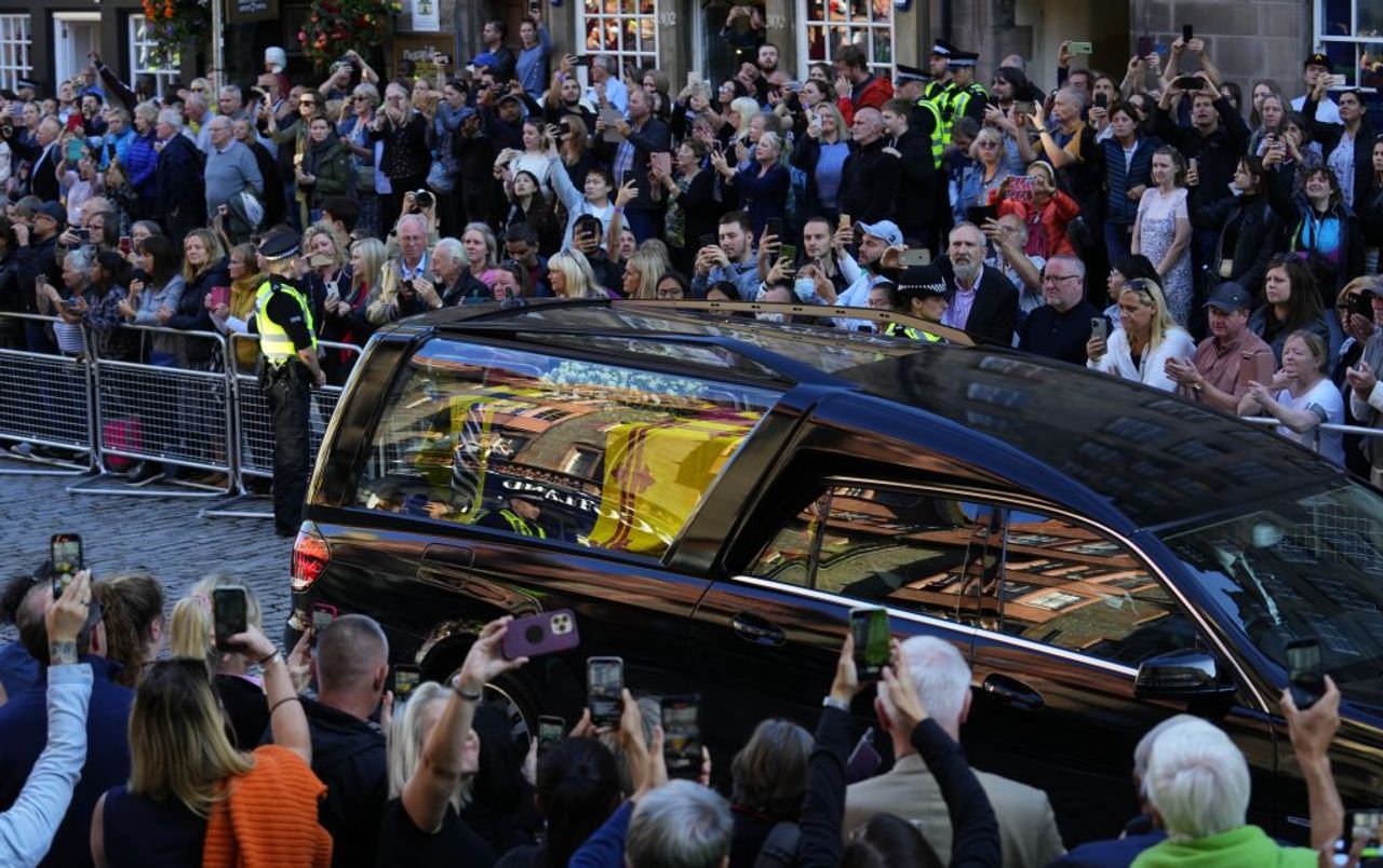 The adulation for Elizabeth II: The capitalist class celebrates the principle of monarchy